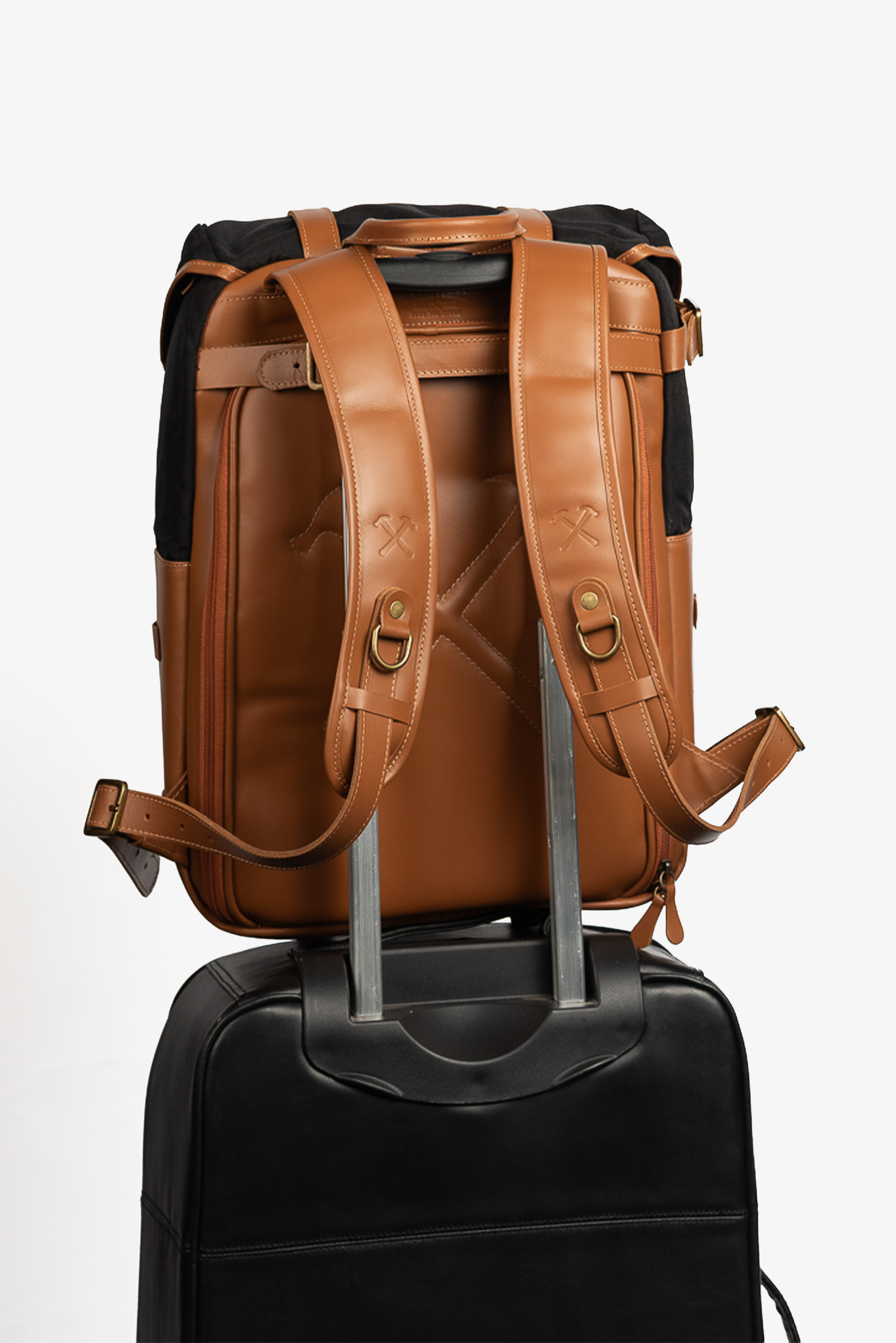 Mochila Couro Caramelo Lona Preta Arya