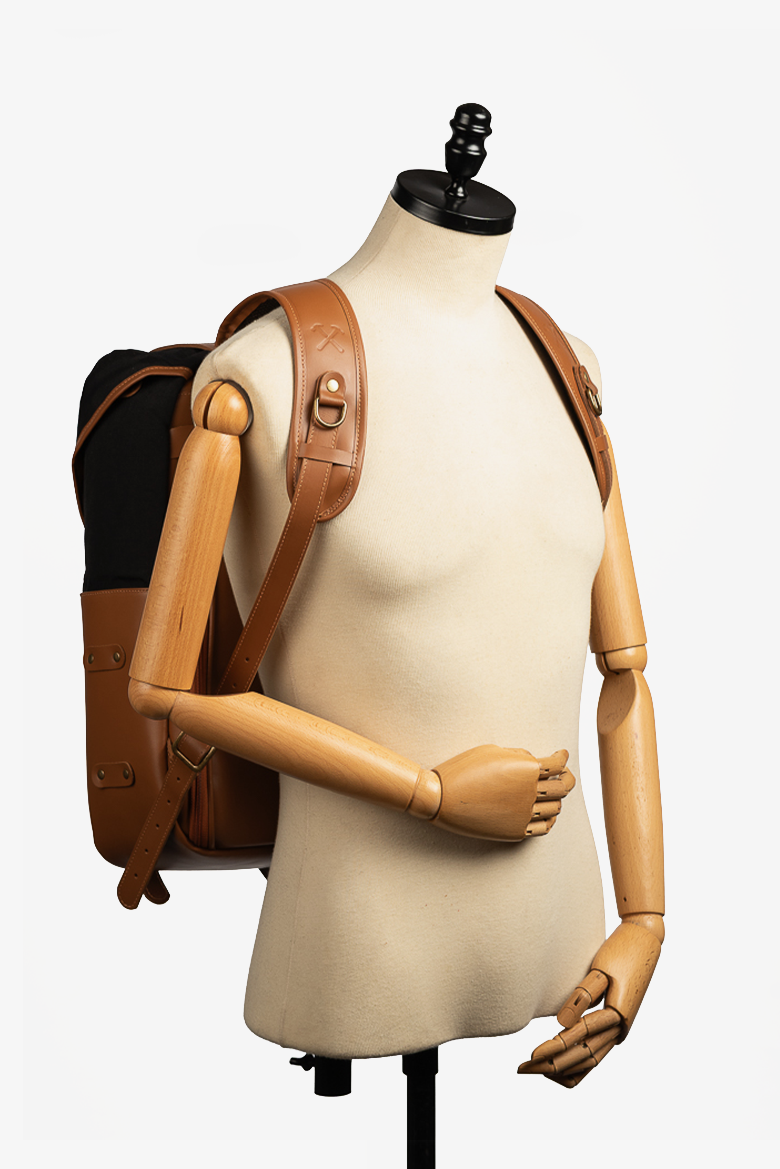 Mochila Couro Caramelo Lona Preta Arya